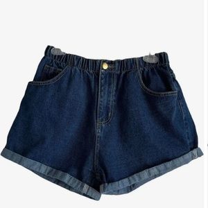 Stretchy waist band, high waisted, midi shorts